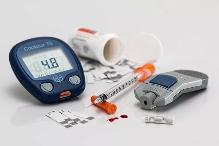 What organ or gland produces the natural hormone insulin?