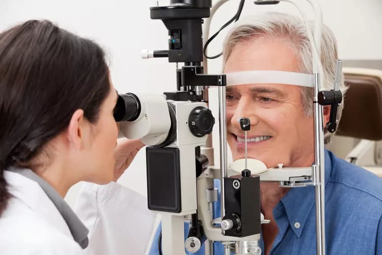 What can patients do to decrease their risk for Macular Degeneration?